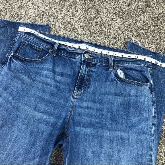 Old Navy Women’s Blue Distressed Denim Mid Rise Boyfriend Jeans Size 16 - Picture 12 of 14